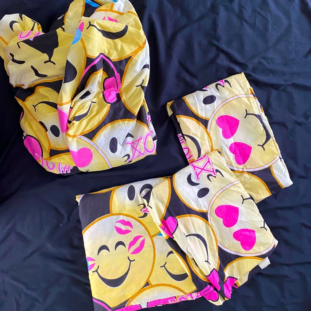 Queen Size Bed Set - Smiley Face